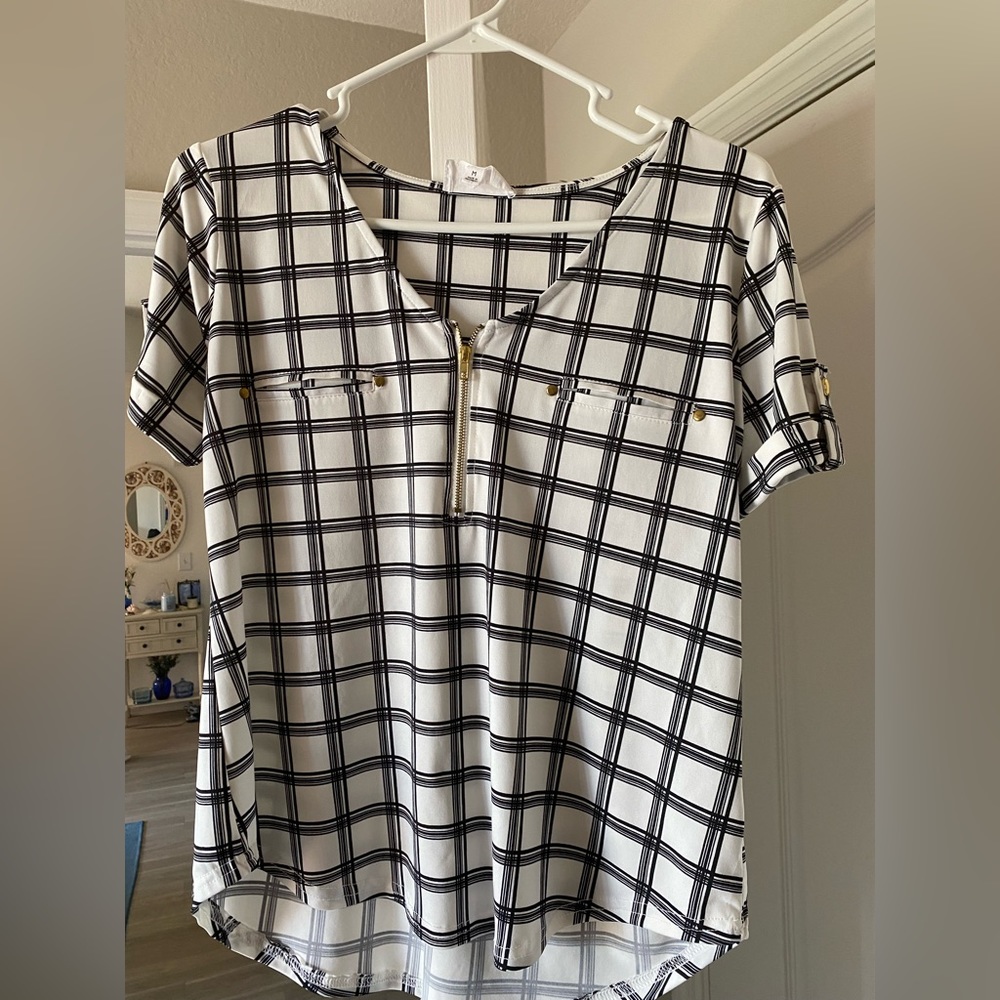 Enjoy this beautiful Black & White Top by The Workshop!